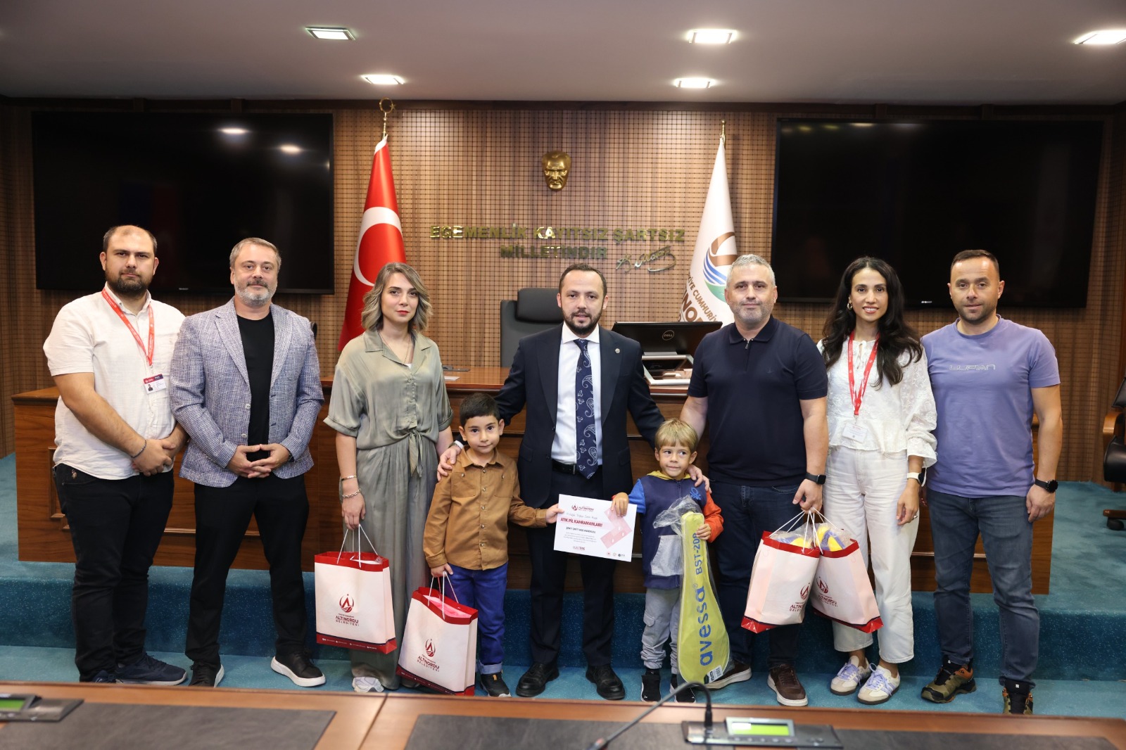 Atık Pil Kahramanları Spor malzemeleriyle Ödüllendirildi altinordu belediyesi 3.jpg1 3