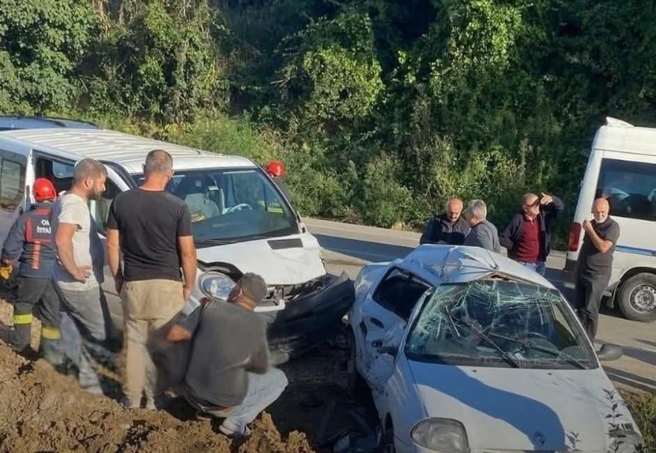Ordu’nun Fatsa ilçesi Meşebü Mahallesi’nde otomobil ile minibüsün çarpışması sonucu