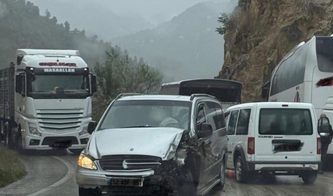 Ordu’nun Aybastı–Fatsa Karayolu Kabataş geçişinde yolcu otobüsü ile bir panelvan