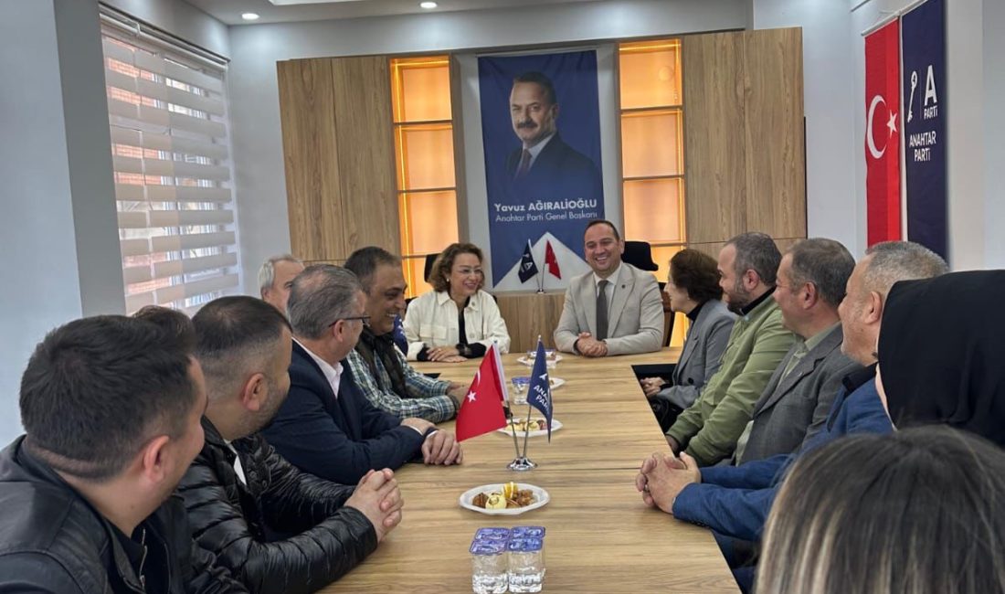 İYİ Parti Ünye İlçe Başkanı Servet Zeren, beraberindeki yönetim kurulu