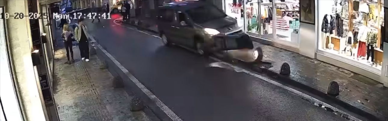 Otomobil Kaldırıma Çıktı, Genç Son Anda Kurtuldu IMG 6637
