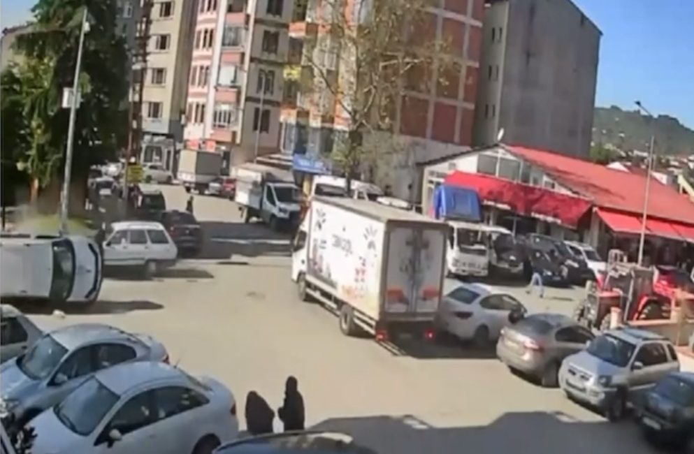Hafif ticari araç takla attı, sürücü hastaneye kaldırıldı Ordu’nun Ünye