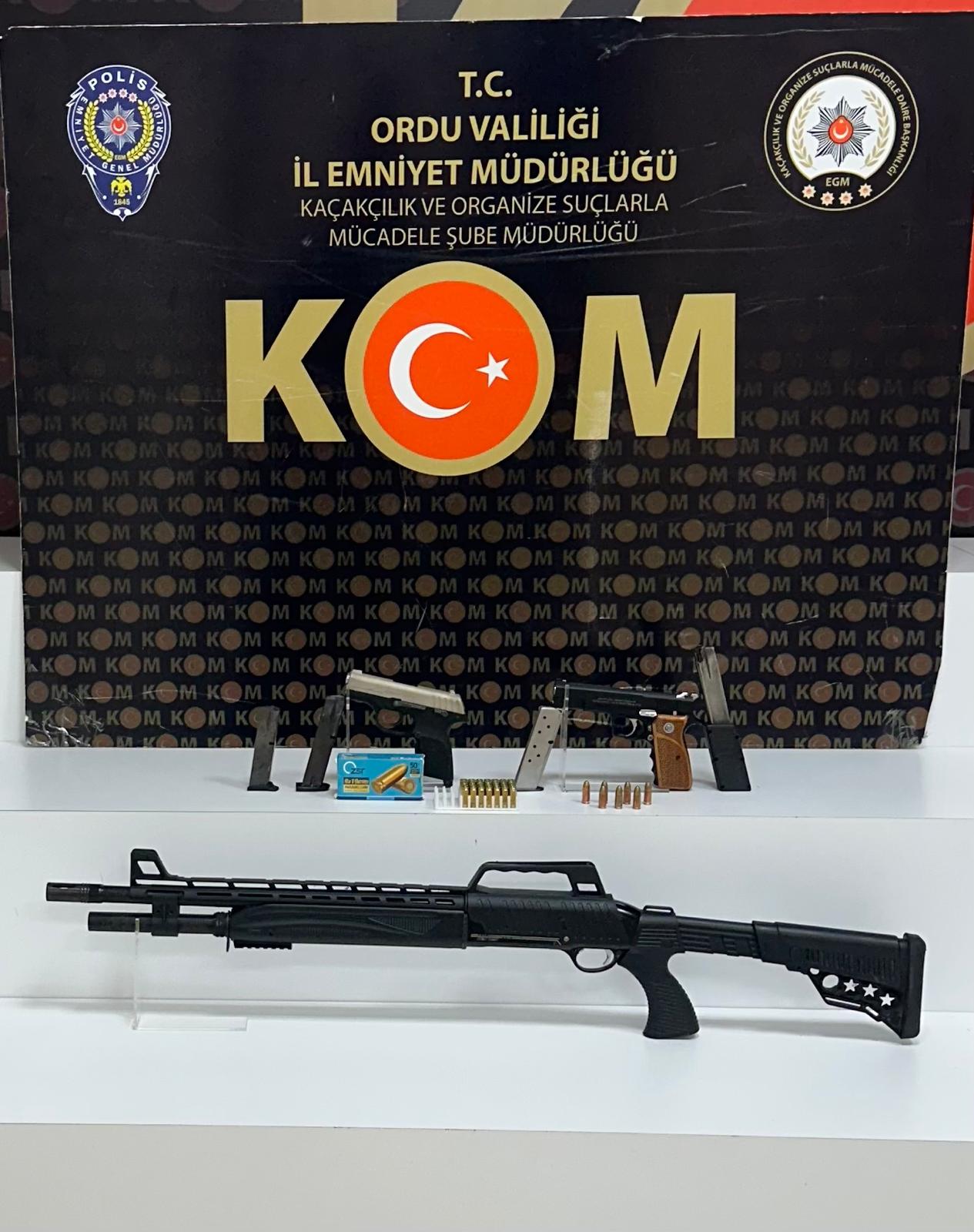Altınordu’da Eş Zamanlı Operasyon: Makaron, Tütün ve Silahlar Ele Geçirildi KOM 2