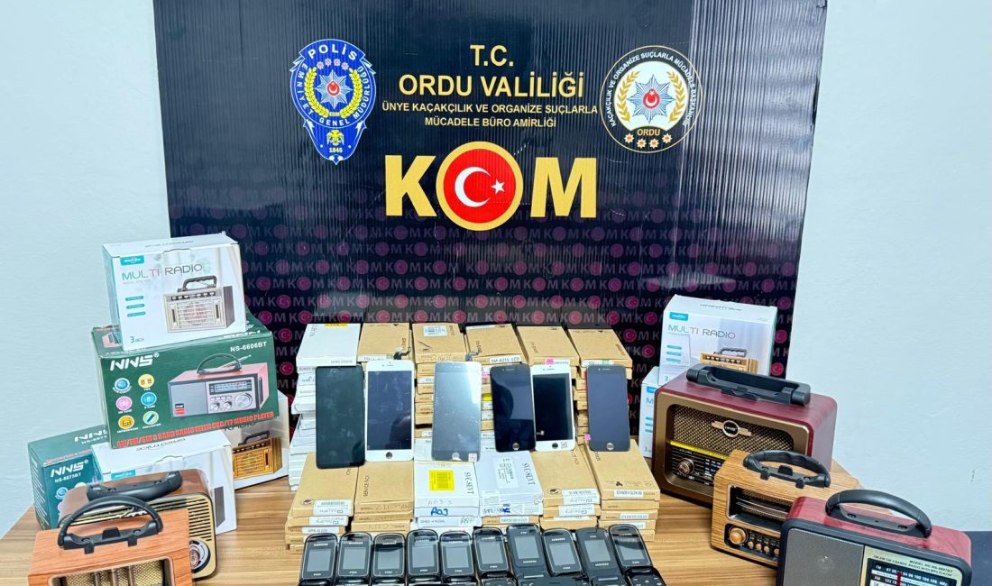 Ordu’nun Ünye ilçesinde yapılan kaçakçılık operasyonunda çok sayıda cep telefonu,