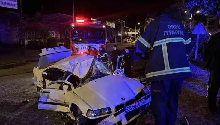 Ünye’de Kontrolden Çıkan Otomobil Park Halindeki TIR’a Çarptı: 3 Yaralı unye kaza