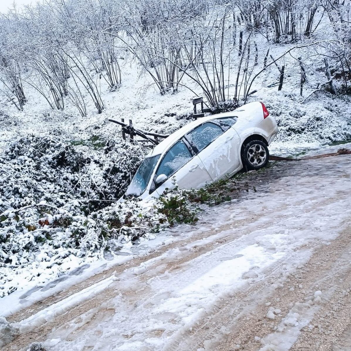 Yoğun Kar Yağışı Tehlike Oluşturdu kumru arac sarampole girdi