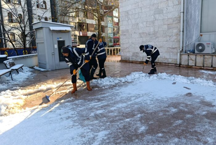 Ünye Belediyesi, ilçede etkili olan kar yağışının ardından karla mücadele