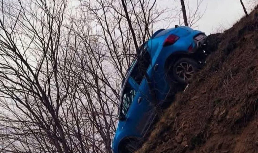 &nbsp; Ordu’nun Aybastı ilçesinde kontrolden çıkan bir otomobil yol kenarındaki