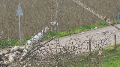 İstanbul’da etkili olan şiddetli rüzgar ve fırtına, Kabataş semtinde günlük