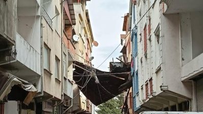 Korgan ilçesinde etkili olan şiddetli rüzgar, bir evin çatısının uçmasına