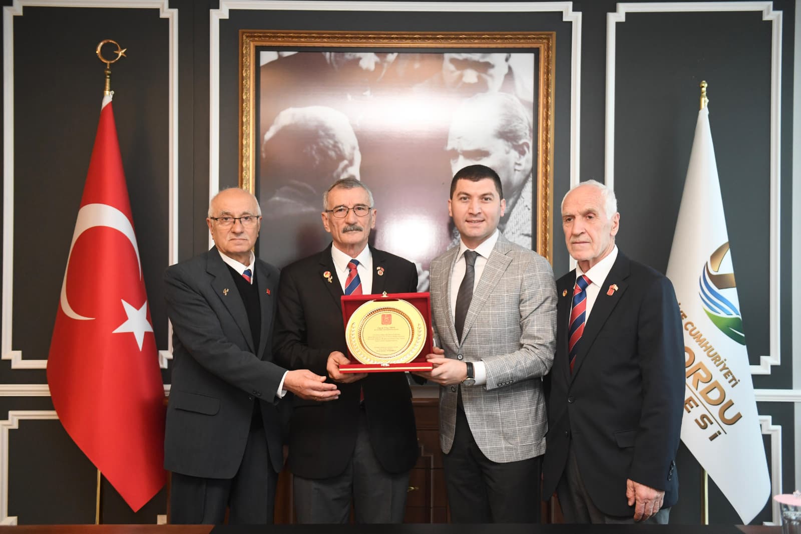 Kıbrıs Gazilerinden Ulaş Tepe’ye Anlamlı Plaket altinordu belediyesi kibris gazi.jpg1