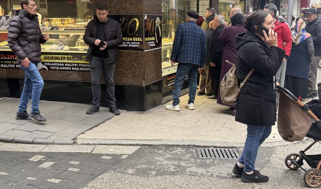 Ünye ilçesinde altın fiyatlarında yaşanan ani düşüş, vatandaşları kuyumculara yönlendirdi.