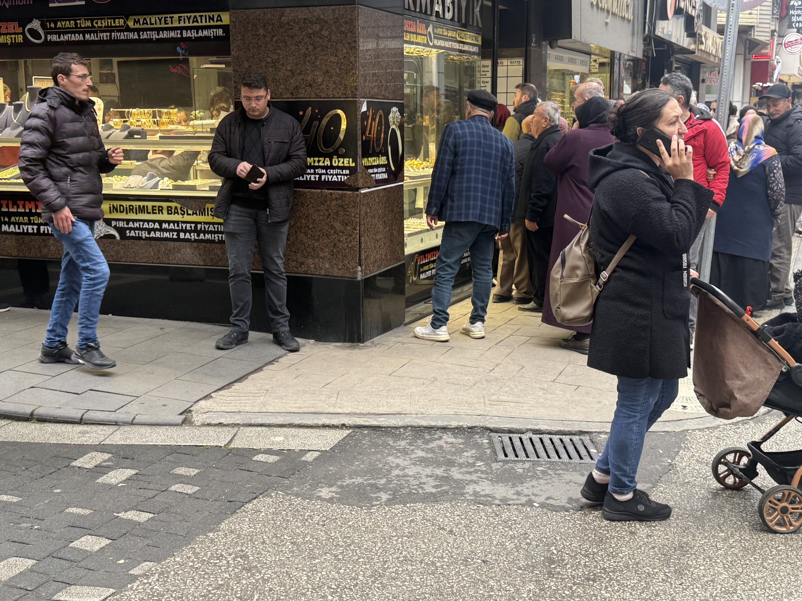 Ünye’de Kuyumcuların Önünde Uzun Kuyruklar Oluştu IMG 7194 scaled
