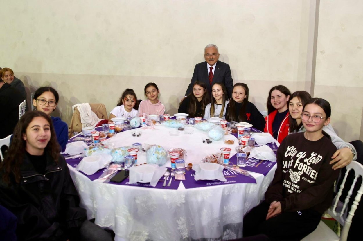 Gürgentepe’de Gönül Sofraları Kuruldu: Başkan Güler’den 700 Milyon TL’lik Yatırım Müjdesi! gurgentepe de yogun katilimli iftar 8742