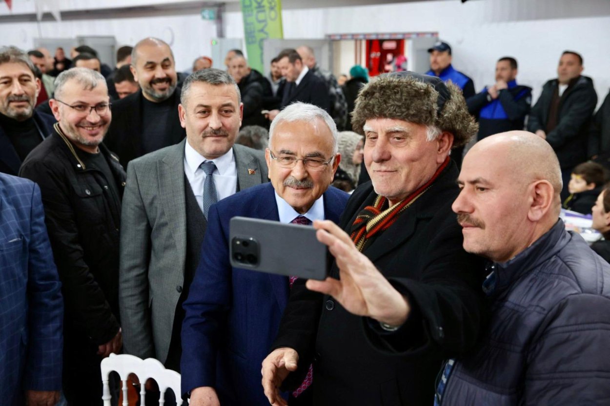 Mesudiye’de Dev İftar Sofrası: Başkan Güler’den "Yatırımda Bol Kepçe" Sözü! iftar sofrasi mesudiye de kuruldu 8910