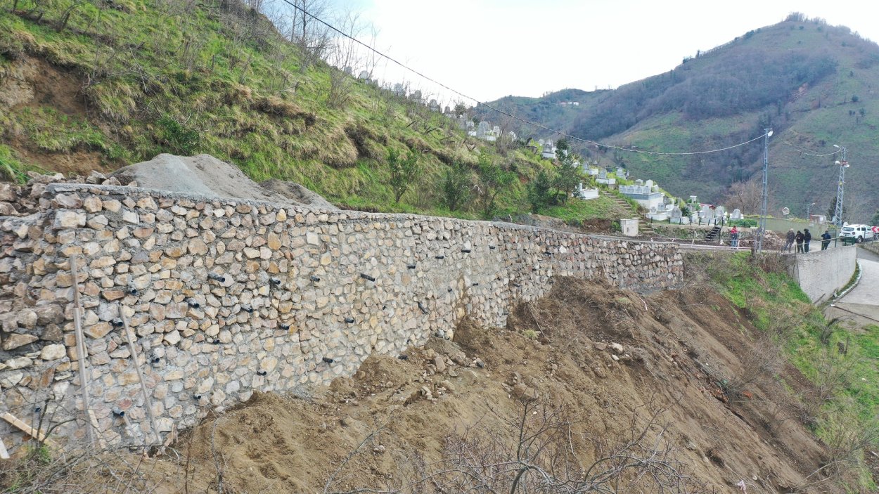 Gülyalı’da Ulaşım Güvenliği: Ambarcılı Grup Yolu Dev Duvarla Korunuyor kirsalda ulasim guvenligi icin calismalar suruyor 8999