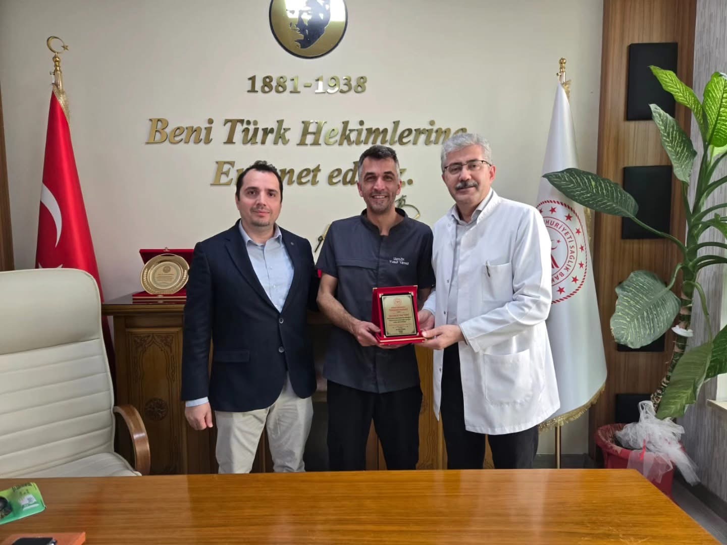 Ünye Devlet Hastanesi Başhekimi Dr. Yılmaz Dündar’dan “Yılın Hekimi” Adayına Teşekkür Plaketi IMG 8199