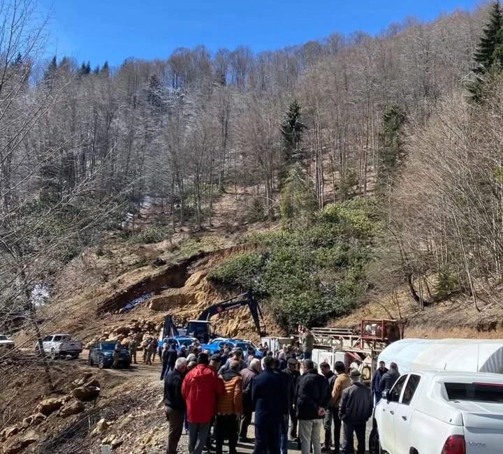 Ordu’nun Mesudiye ilçesi Topçam Mahallesi’nde, maden sahasına gitmek isteyen vatandaşlar,