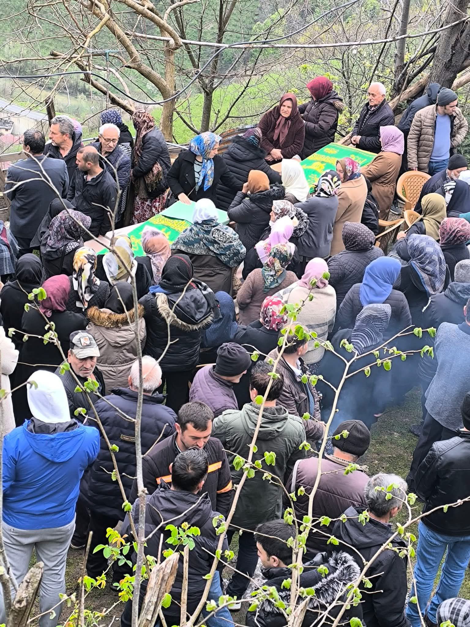 Esra Şentürk ve Babası Kadem Şentürk Son Yolculuğuna Uğurlanıyor IMG 8670