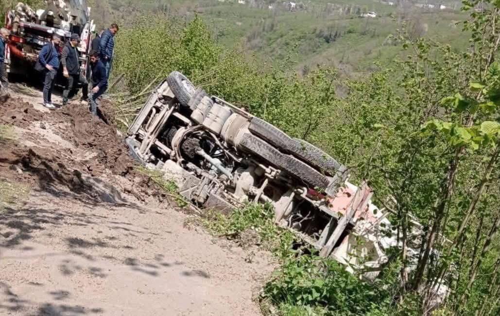 Ulubey Koşaca’da meydana gelen beton mikseri kazasında yaralanma yaşanmadı, yol