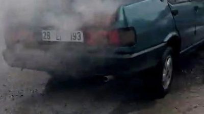 Ordu’nun Gürgentepe ilçesinde motor kısmından çıkan yangın sonucu park halindeki