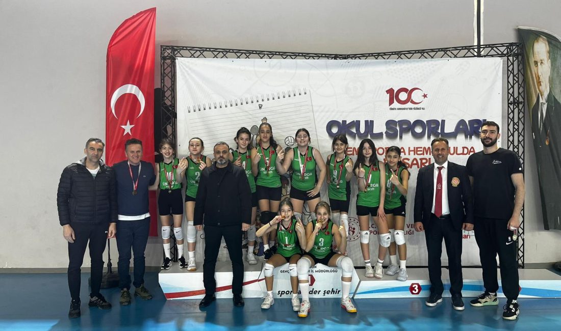 Trabzon’un Yomra ilçesinde düzenlenen Okul Sporları Küçük Kızlar Voleybol Bölge