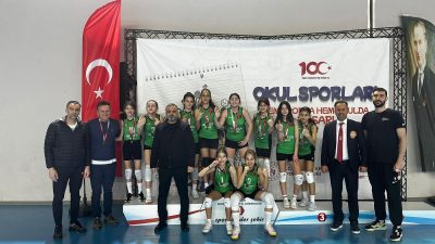 Trabzon’un Yomra ilçesinde düzenlenen Okul Sporları Küçük Kızlar Voleybol Bölge