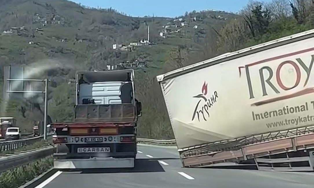 Ordu’nun Altınordu-Fatsa karayolunda bir tırın dorsesi çekiciden ayrılarak yolun bir