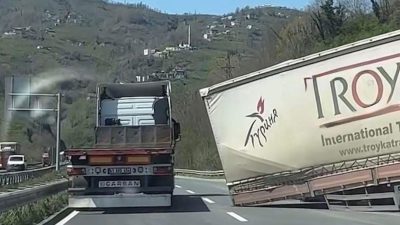 Ordu’nun Altınordu-Fatsa karayolunda bir tırın dorsesi çekiciden ayrılarak yolun bir