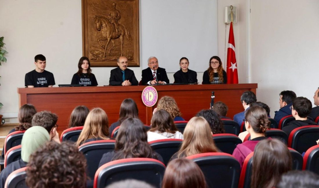 Ordu’da gençlik buluşmalarını sürdüren Ordu Büyükşehir Belediye Başkanı Mehmet Hilmi