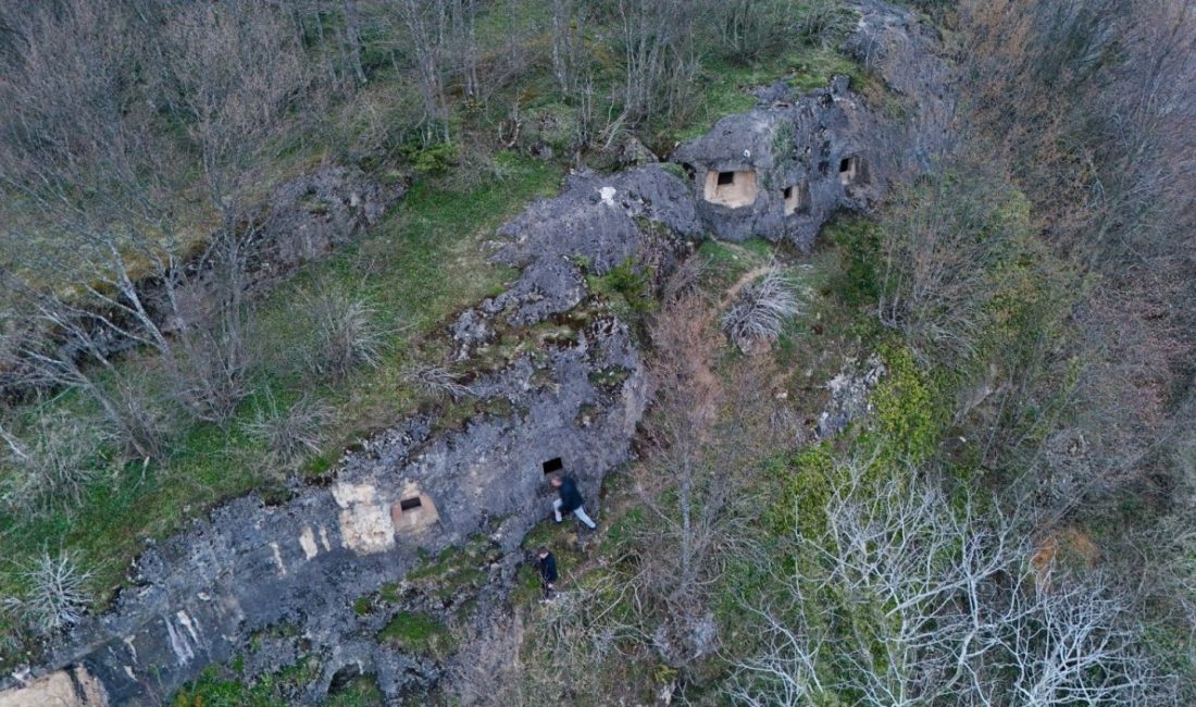 Gürgentepe ilçesinde yer alan Tikenlice Kaya Mezarları, tarihi dokusu ve