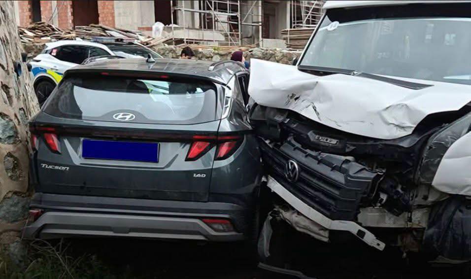 Altınordu ilçesinde okul servisi ile otomobilin karıştığı trafik kazası meydana