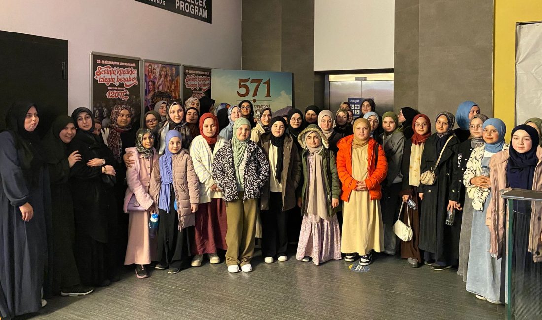 İlçe Müftülüğüne bağlı Merkez Yatılı Hafızlık Kız Kur’an Kursu öğrencileri,