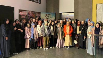 İlçe Müftülüğüne bağlı Merkez Yatılı Hafızlık Kız Kur’an Kursu öğrencileri,