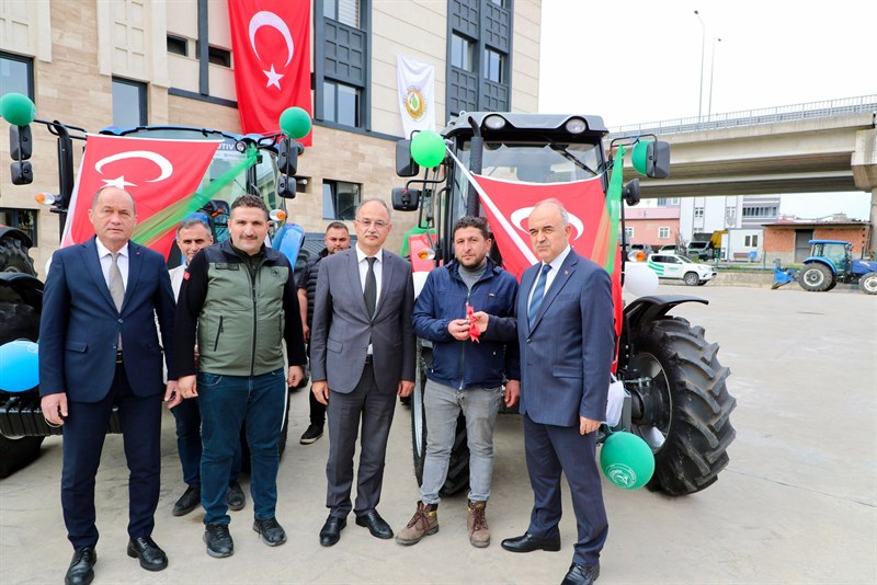vali erol orkoy projesi kapsaminda traktor dagitim programina katildi6