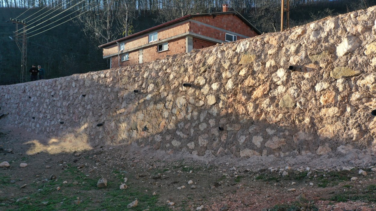 Aybastı’da Heyelan Riskine Karşı Taş Duvar Çalışması aybasti da yollara tas duvar onlemi 8068