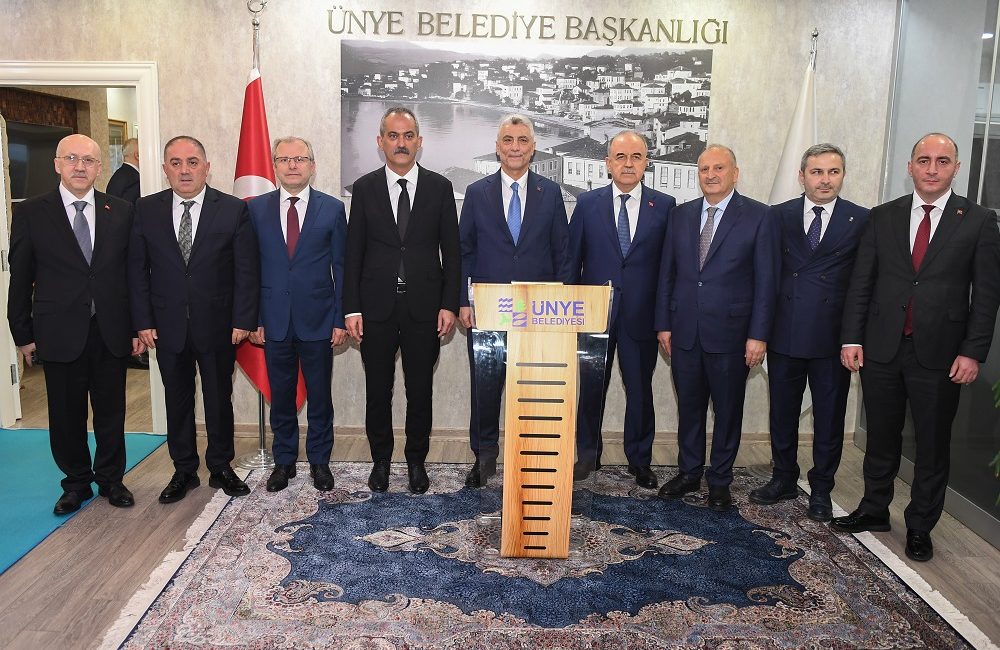 Ömer Bolat, Ünye Belediye Başkanı Hüseyin Tavlı’yı makamında ziyaret etti.