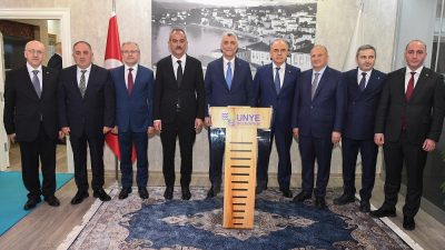 Ömer Bolat, Ünye Belediye Başkanı Hüseyin Tavlı’yı makamında ziyaret etti.