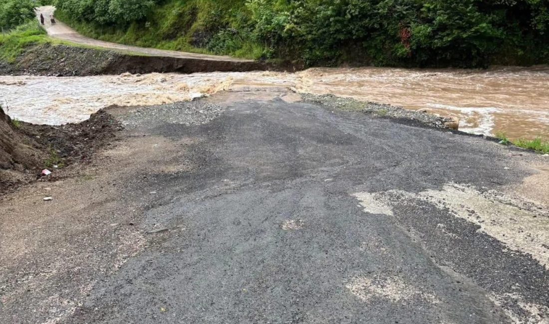 Aşırı yağışların etkili olduğu bölgede Elmacık Köprüsü ulaşıma kapandı. Vatandaşlara