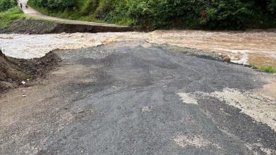 Aşırı yağışların etkili olduğu bölgede Elmacık Köprüsü ulaşıma kapandı. Vatandaşlara