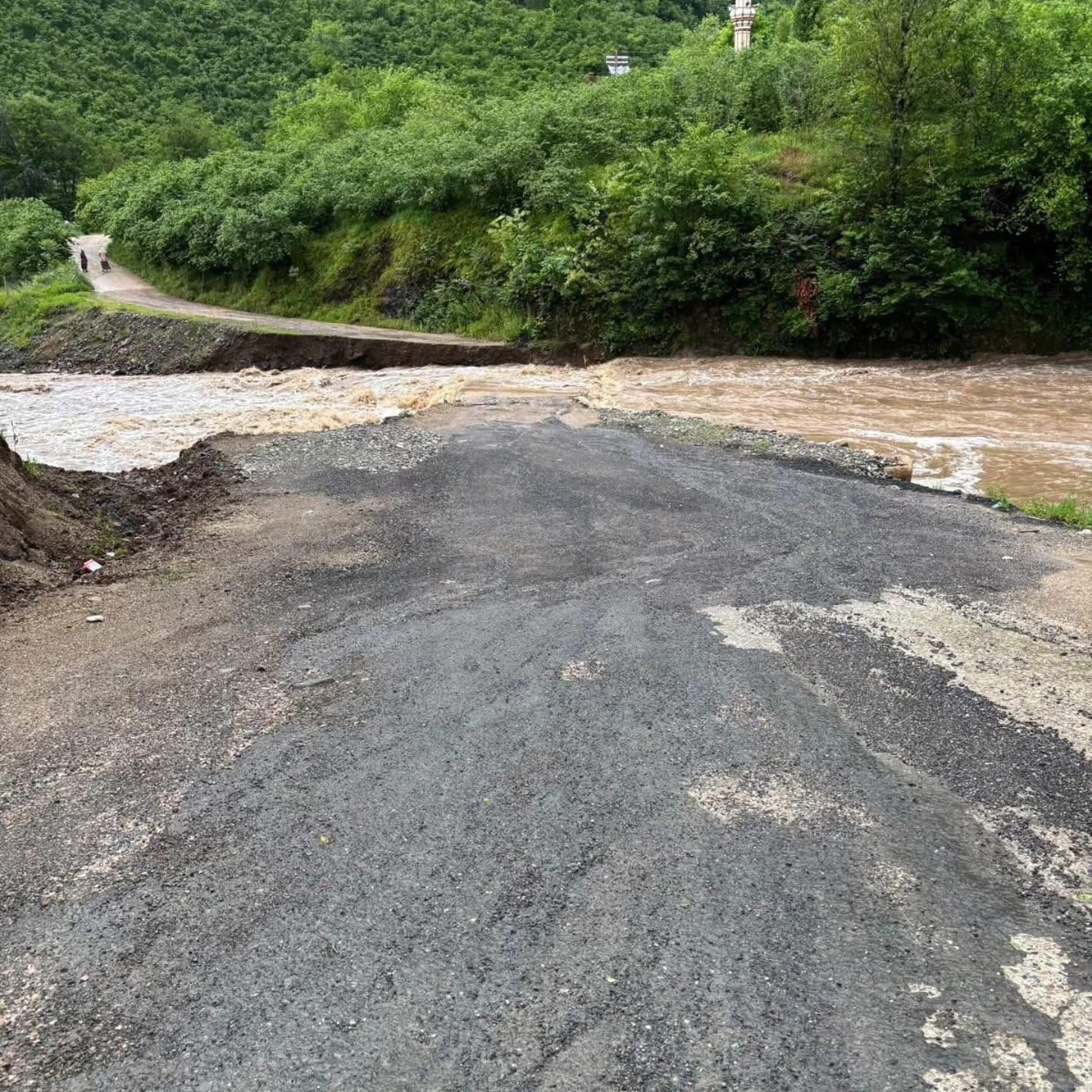 Aşırı yağışların etkili olduğu bölgede Elmacık Köprüsü ulaşıma kapandı. Vatandaşlara