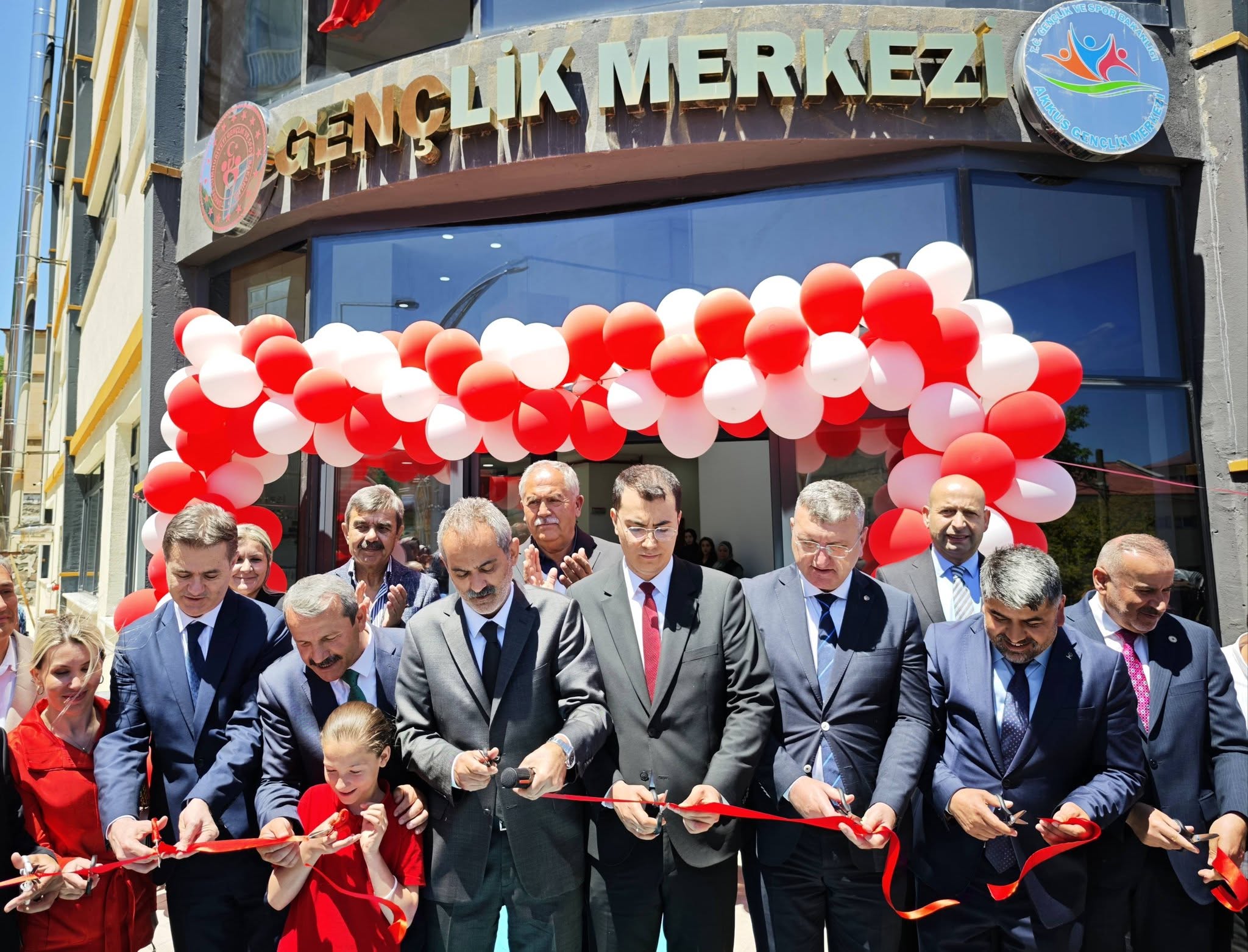 Akkuş'ta yapımı tamamlanan Gençlik Merkezi düzenlenen törenle hizmete açıldı. Merkezde