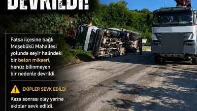 Ordu'nun Fatsa ilçesinde seyir halindeki beton mikserinin devrilmesi sonucu yolda