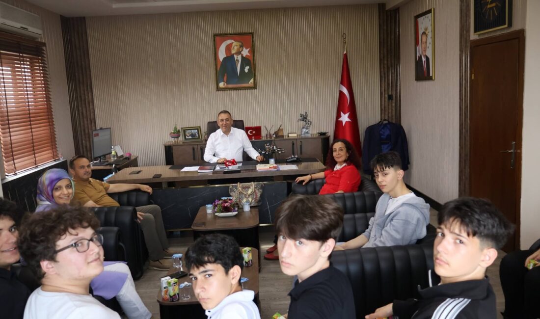 Ünye Adnan Menderes Ticaret Mesleki ve Teknik Anadolu Lisesi öğrencileri,