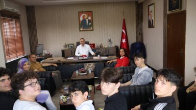 Ünye Adnan Menderes Ticaret Mesleki ve Teknik Anadolu Lisesi öğrencileri,
