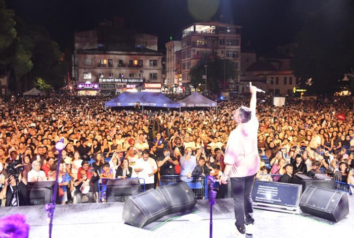 Ünye Festivali'nde Müzik Dolu 3 Gece! Merve Özbey ve Resul Dindar Binleri Buluşturdu UNYEDE FESTIVAL COSKUSU 3 700x470 1