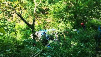 Ordu'nun Kumru ilçesinde kontrolden çıkarak bahçeye savrulan otomobilin karıştığı trafik