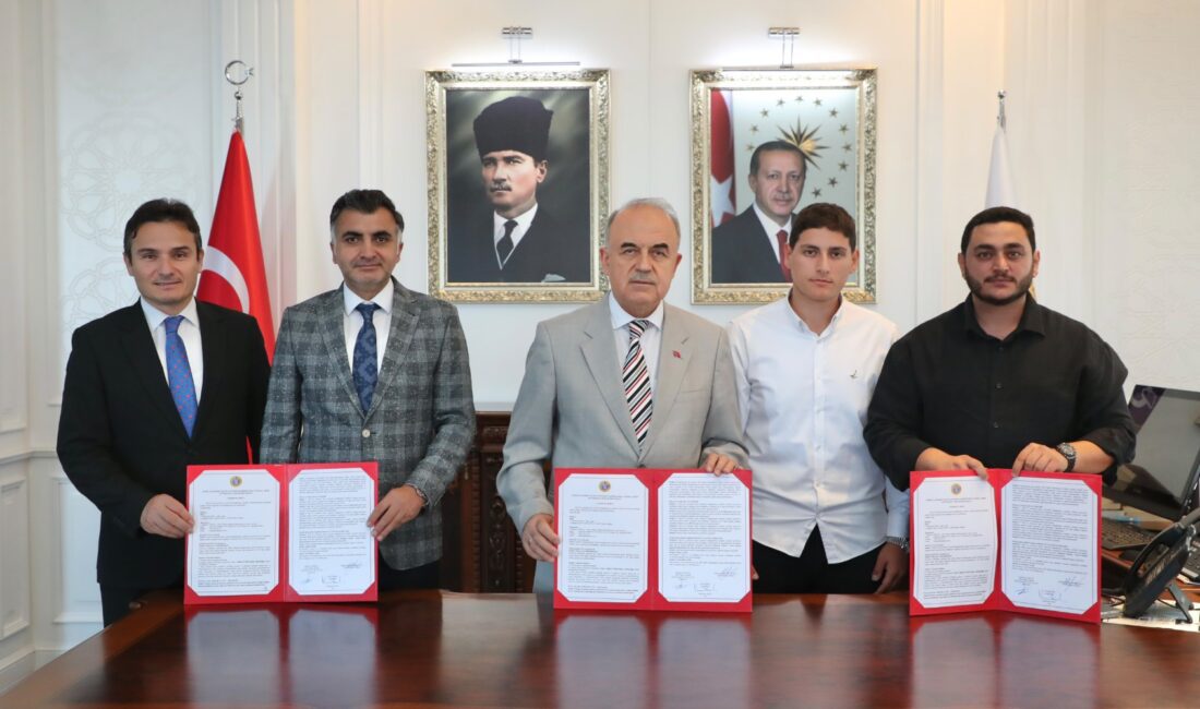 Başöğretmen Anadolu Lisesinin 204 metrekarelik kütüphanesi, Mahmut Türkeli tarafından merhum