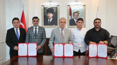 Başöğretmen Anadolu Lisesinin 204 metrekarelik kütüphanesi, Mahmut Türkeli tarafından merhum